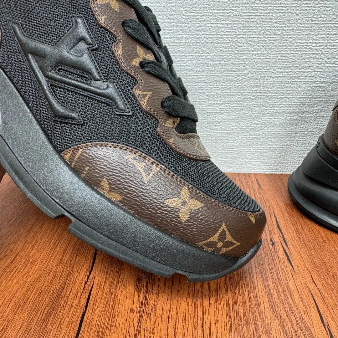 Men's shoes: 480💰LV Classic men's sports shoes are shipped. Lightweight thick-soled chubby bread shoes, super versatile and multiple styles are coming! This sneaker is made of smooth cowhide punching and grained cowhide stitching to create an elegant design. Grained cowhide is stitched with technical mesh, and smooth cowhide and grained cowhide are combined in multiple styles. The color is classic and versatile, and it can be easily integrated into various styles. The eye-catching LV letters are marked on the side of the shoe, the tongue is decorated with LV embroidered letter web logo, the brand logo is screen-printed on the heel, and the lightweight rubber outsole is embellished with Vuitton's personalized logo. The fabric-lined foot pads make your feet fashionable, handsome and versatile! Comes with full original packaging! Size: 38-44, customized 45